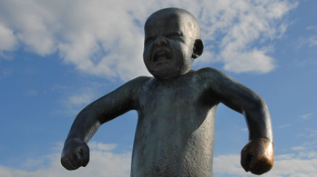 Megrongálták Vigeland toporzékoló, mérges kisfiút ábrázoló szobrát