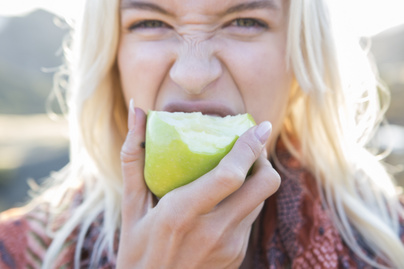 almát eszik nő