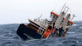 Videó: drámai mentőakció az Északi-tengeren, elszabadult jachtszállítót kellett megfékezni