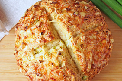 Újhagymával és sajttal gyúrt kenyér: kelesztés és dagasztás nélkül készül