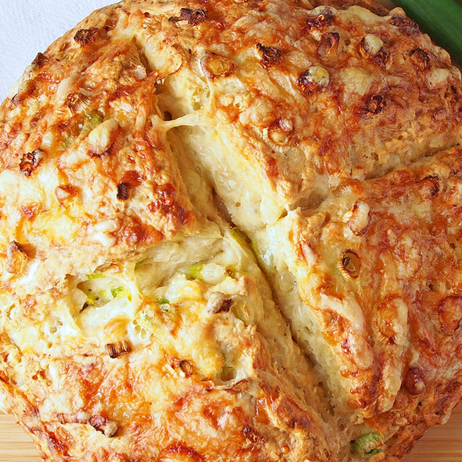 Újhagymával és sajttal gyúrt kenyér: kelesztés és dagasztás nélkül készül