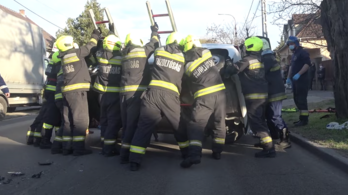 Videó: így fordították vissza kerekeire a felborult autót Csepelen
