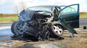Kamionos oltott el egy balesetben kigyulladt autót Kiskunfélegyházánál