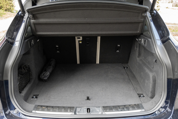 A csomagtér olyan, amiért SUV-ot veszünk: jól pakolható, tágas, szépen kárpitozott és az ülésdöntés is egyszerű. A padló alá választható teljes- vagy szükségpótkerék