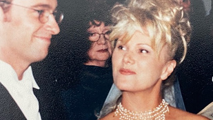 Hugh Jackman 25 évvel ezelőtti, esküvői fotóikkal vallott újra szerelmet a feleségének