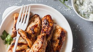 Fűszeres-joghurtos csirke – serpenyőben és grillen is tökéletesre sikerül