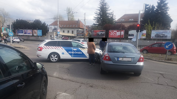 Rendőrautó karambolozott a Dózsa György úton, elfolyt belőle az üzemanyag