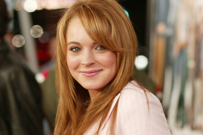 Akár egy Baywatch-lány: a 34 éves Lindsay Lohan tűzpiros fürdőruhában sütkérezett
