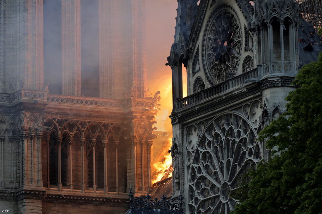 Az első fotók és videók alapján a katedrális felső része gyulladt ki, komoly füstfelhőbe burkolva az épületet.
