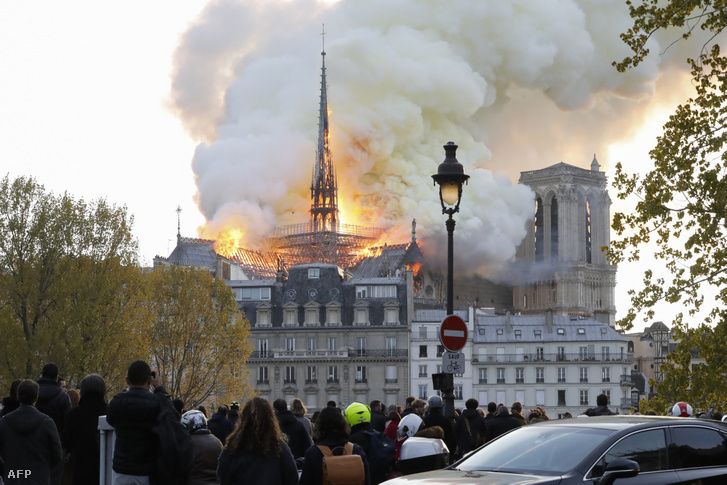 2019. április 15-én este hét óra előtt kigyulladt a párizsi Notre-Dame-Székesegyház.