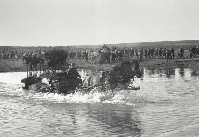 1942. július - Egy 1936 M 37 mm-es páncéltörő ágyú mozdonyát átvontatják a patakon a Don közelében