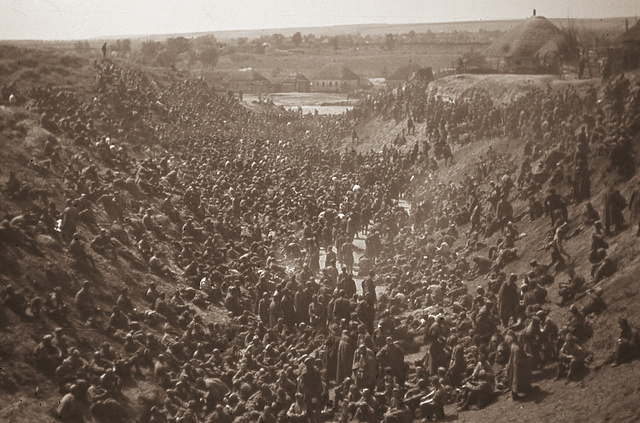 1942 nyara - „Muszka” hadifoglyok tömegei egy Sztarij Oszkolhoz közeli horhosban