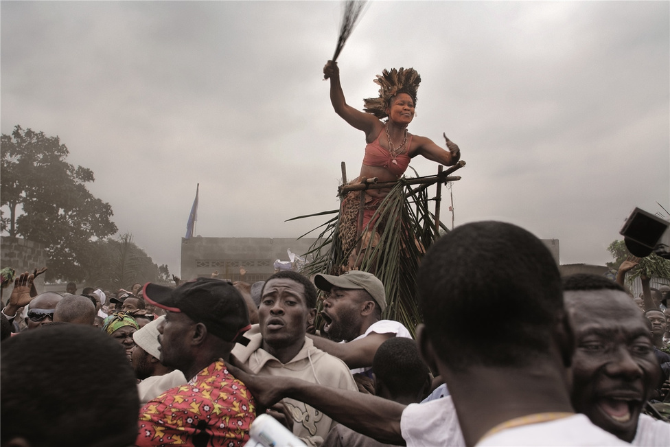 Egy törzsi táncos és a tömeg üdvözli Jean Pierre Bemba-t amint a reptérről egy nagygyűlésre igyekszik Kinshasa-ban. 2006. július