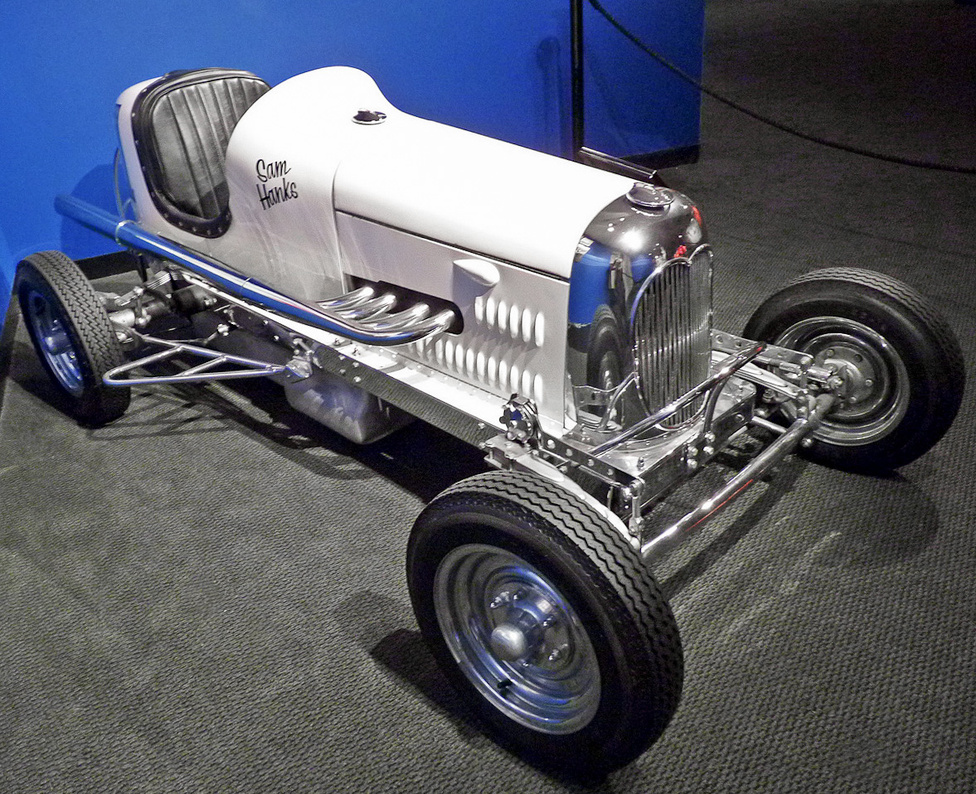 A Midget versenyautó-kategória az 1910-es években alakult ki Amerikában. Kezdetben az autókiállítások kísérő látványosságaként szolgált, a kisméretű versenygépeket általában motorkerékpár-motorok hajtották. A képen látható 1935-ös Hanks-Offy midgetet Sam Hanks építette, az együléses apróság meghajtásáról egy erős Offenhauser motor gondoskodott. Hanks később kinőtte a törpe-kategóriát, és 1957-ben megnyerte az Indianapolis 500 autóversenyt. 