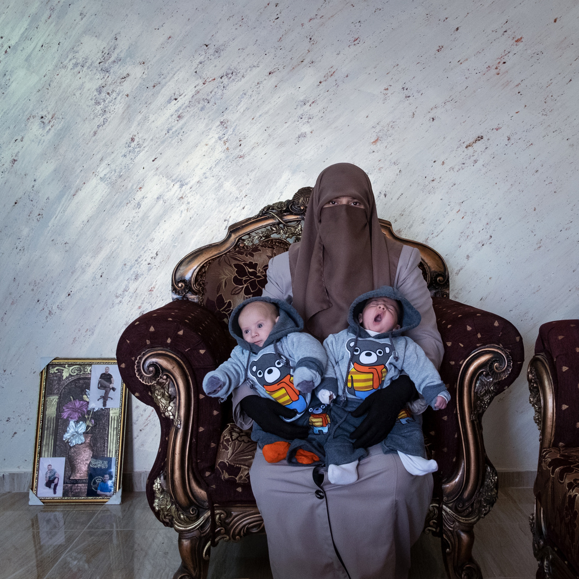 Amma Elian férjét életfogytig tartó börtönre ítélték 2003-ban. Antonio Faccilongo fotóján mesterséges megtermékenyítés segítségével született ikreiket tartja Tulkarmban, Palesztinában.