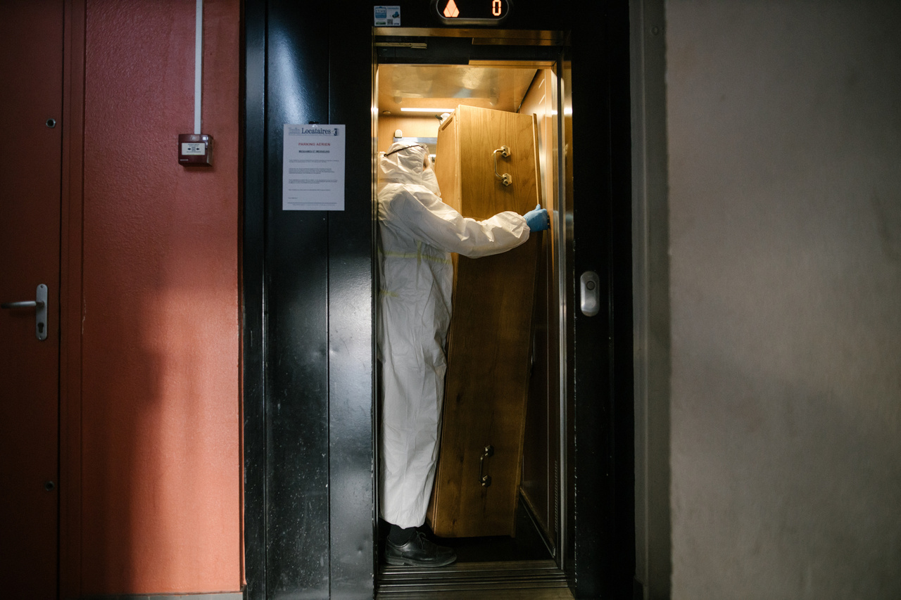 Laurence Geai "COVID-19 járvány Franciaországban" című sorozata harmadik helyezést ért el az általános hírek (sorozat) kategóriában. A képen egy koporsóba helyezett holttestet szállítanak el liften egy társasház ötödik emeletéről Párizs egyik külvárosában, Pantinban.