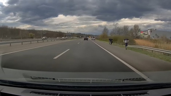 Videó: leestek a dobozok egy román kisbuszról, kisebb káosz tört ki az M1-esen
