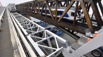 Próbaterhelést végeznek a Déli összekötő vasúti Duna-hídon