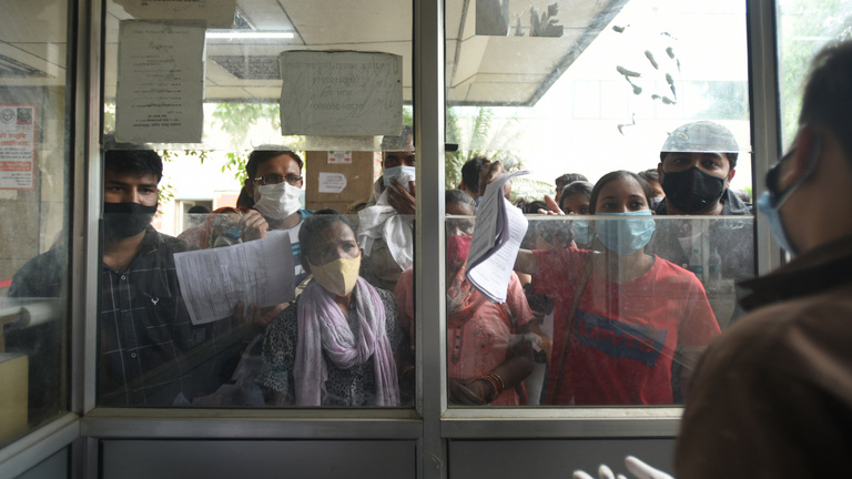 Indiát térdre kényszeríti a mutáns vírus