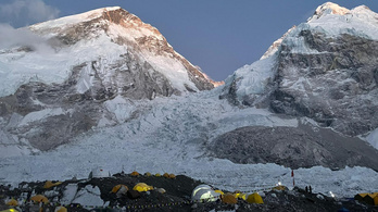 A Mount Everest hírhedten veszélyes jéglabirintusából jelentkezett be Varga Csaba