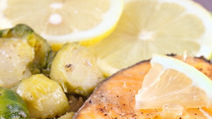 Halas saláta retekkel, citrommal és sült kelbimbóval – csupa egészséges és finom hozzávaló