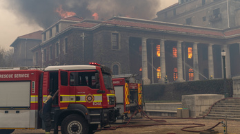 A Fokvárosi Egyetem több ezer könyve veszett oda a tűzvészben
