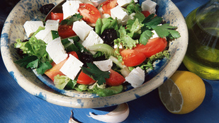 Citromos fejes saláta fetával és kesudióval – gyors és egészséges tavaszi köret