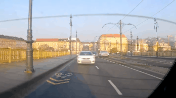 Videó: a villamossíneken előzött az audis a Margit hídon