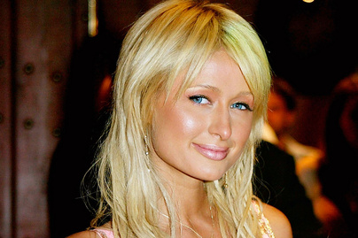A 40 éves Paris Hilton mélyen dekoltált, rózsaszín estélyibe bújt: a 2000-es évek botrányhősnője így fest most