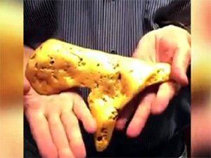 Óriási aranyrögöt talált egy ausztrál férfi
