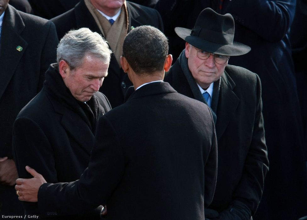 Obama és a leköszönő elnök George W. Bush üdvözlik egymást, mögöttük Dick Chaney, Bush alelnöke néz fel Obamára. Az Obamát ünneplő tömeg kifütyülte Bushékat, mikor meglátták a jelenetet az óriáskivetítőn.