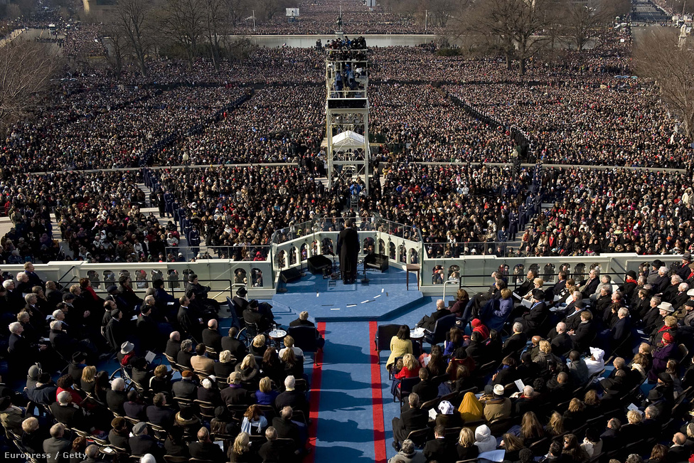 Obama első beszédét a Kapitólium előtt valaha összegyűlt legnagyobb tömeg előtt mondta el 2009-ben. Becslések szerint 1.8 millió ember volt kíváncsi a helyszínen a beszédre, a tömeg a Kapitólium lépcsőjétől a Washington emlékműig nyúlt. Talán a nagy tömeg miatt kavarodott bele a szövegbe Obama és az őt eskető John G. Rodgers főbíró, ugyanis mindketten többször elrontották az eskü szövegét. Obama a biztonság kedvéért később megismételte azt.