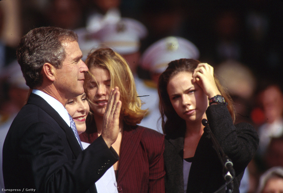 Ifj. George W. Bush és családja Bush elnök első eskütételén. Beszédét egy kisebb tüntetés zavarta meg, az elnöki limuzint teniszlabdával és tojással is megdobálták