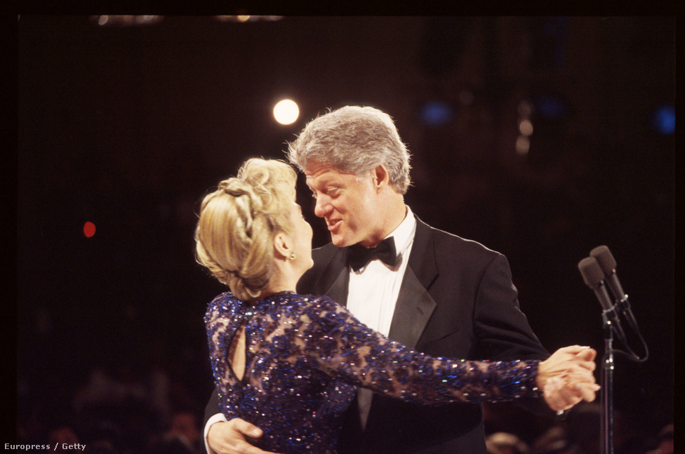 Bill- és Hillary Clinton táncolnak a beiktatás utáni bálon. Clinton az első elnök, aki a hidegháború után, békeidőben kezdhette meg elnökségét. Második ciklusának kezdete egybeesett Martin Luther King születésnapjával, Clinton beszédében hosszan méltatta a feketék harcát az országban.