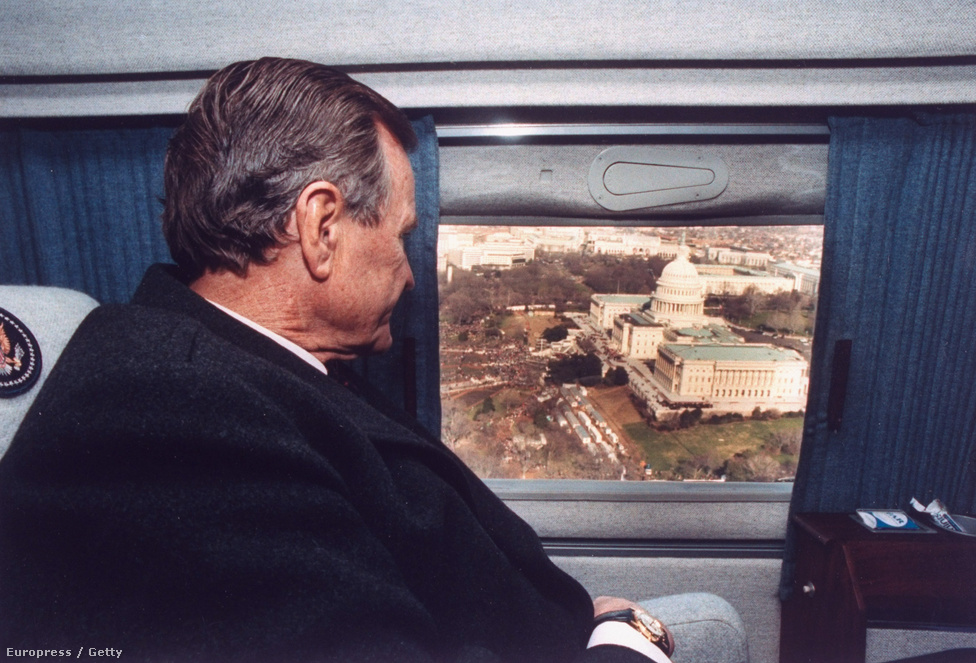 Az idősebb Geroge W. Bush helikopteréről vet egy búcsúpillantást a Kapitólium épületére, miután az őt váltó Bill Clinton letette hivatali esküjét.