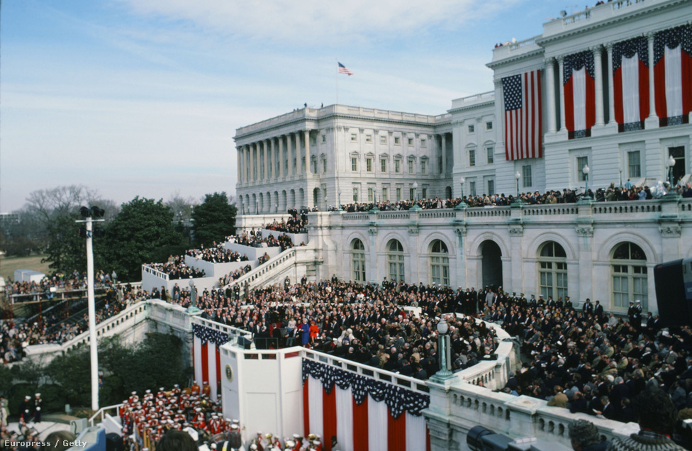 Ronald Reagan első elnöki eskütétele 1981-ben. Reagen volt az első aki a Kapitólium Nyugati lépcsőjén tette le az esküt, beszéde közben Irán szabadon engedett 52 amerikai hadifoglyot, akik 444 napja raboskodtak. A szabadulás hírére az elnöki beszéd után országos ünnepség kezdődött.