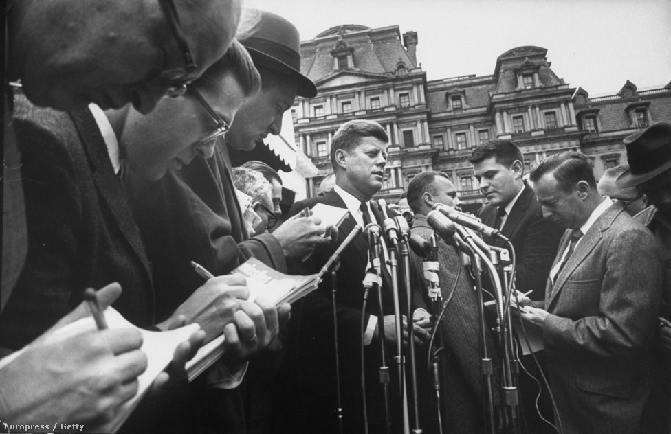 John F. Kennedy beiktatása előtt a leköszönő Eisenhower elnökkel közösen ment reggeli imára.  Míg Eisenhower hosszú kabátba öltözött a mínusz tíz fokos hidegben, Kennedy azzal akarta megmutatni, hogy mindenben szakítana elődje tradícióival, hogy még zakót sem húzott. Az Eisenhower - Kennedy váltással a legöregebb elnököt a legfiatalabban megválasztott váltotta.