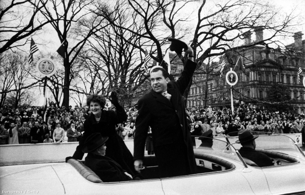 Richard Nixon Lyndon B. Johnson elnököt váltotta, és két cikluson keresztül maradt hatalmon. Johnson elnök két nappal Nixon beiktatása után szívrohamban halt meg farmján. A Nixont követő Gerard Fordnak nem volt könnyű dolga, hogy helyreállítsa a politikai vezetőkbe vetett bizalmat Nixon Watergate-botránya után.