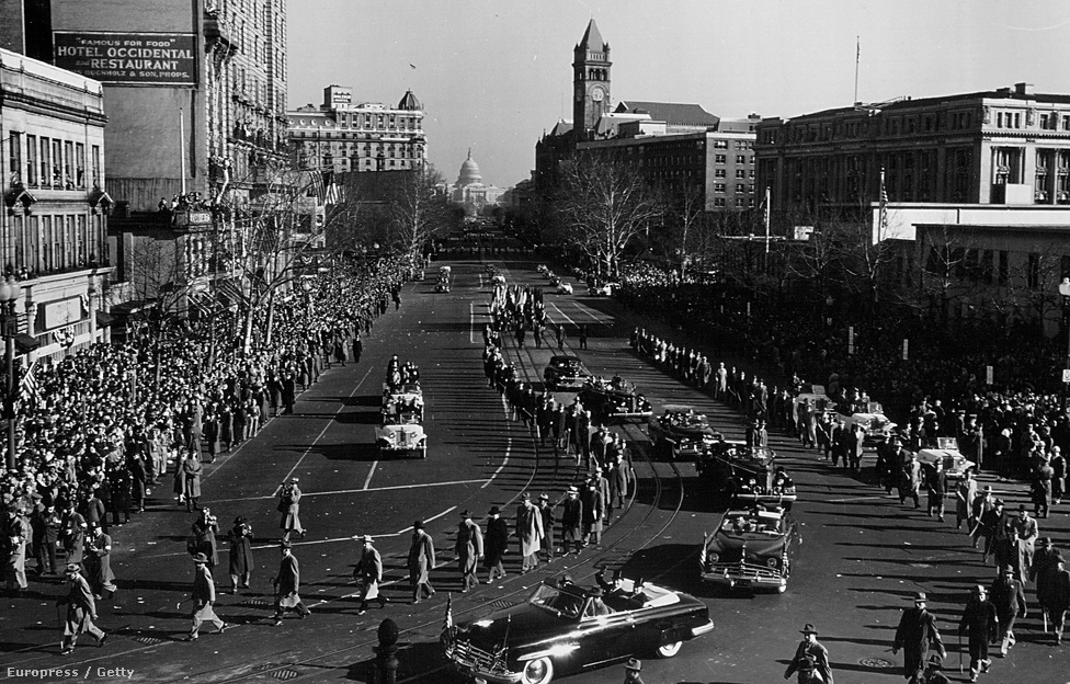 Harry S. Truman elnök integet a tömegnek útban a Kapitóliumhoz 1944-ben. Az elnökök először szekéren vonultak végig a városon, az autókat pedig a kilencvenes évek elején váltotta az elnöki helikopter.