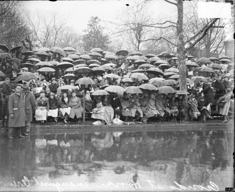 Szakadó esőben várta a tömeg Herbert Hoover elnöki beszédét 1929-ben.