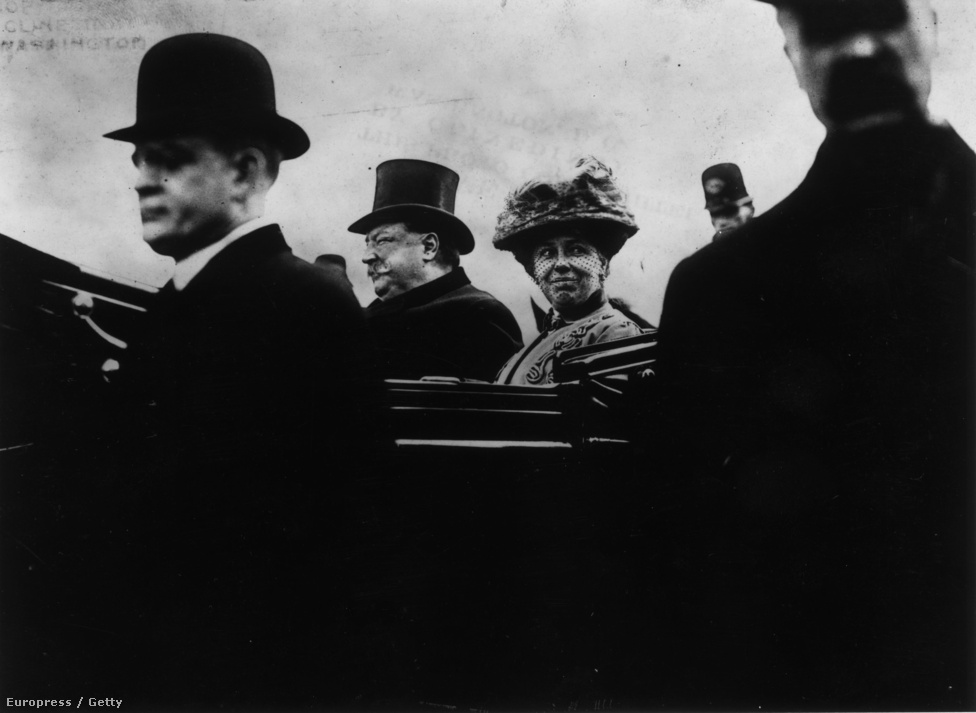 William Howard Taft, az Egyesült Államok 27. elnöke (1909), és felesége útban a Kapitólium épületéhez. Taft szabadtéri beszédét kis híján el kellett halasztani a hatalmas havazás és a komoly mínuszok miatt.