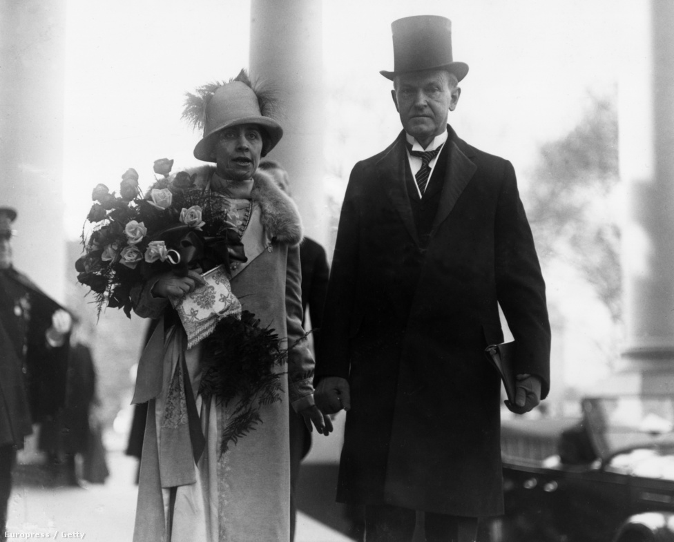 Calvin Coolidge kezében az eskütételhez majd használt bibliával elhagyja a Fehér Házat, míg felesége egy csokor rózsával készült 1925-ben.
