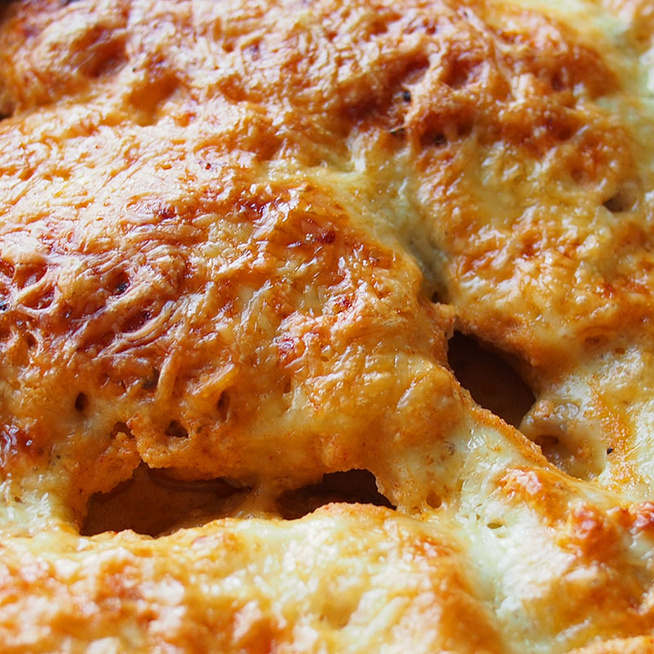 Paprikás tejfölben sült, omlós csirkecomb: laktató ebéd kevés munkával