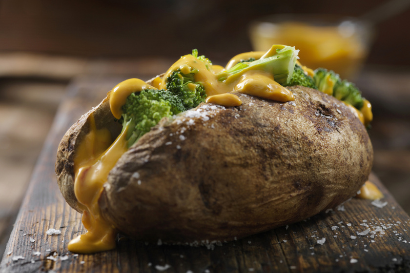 Brokkolival töltött, egészben sült krumpli: az angolok kedvenc vacsorája