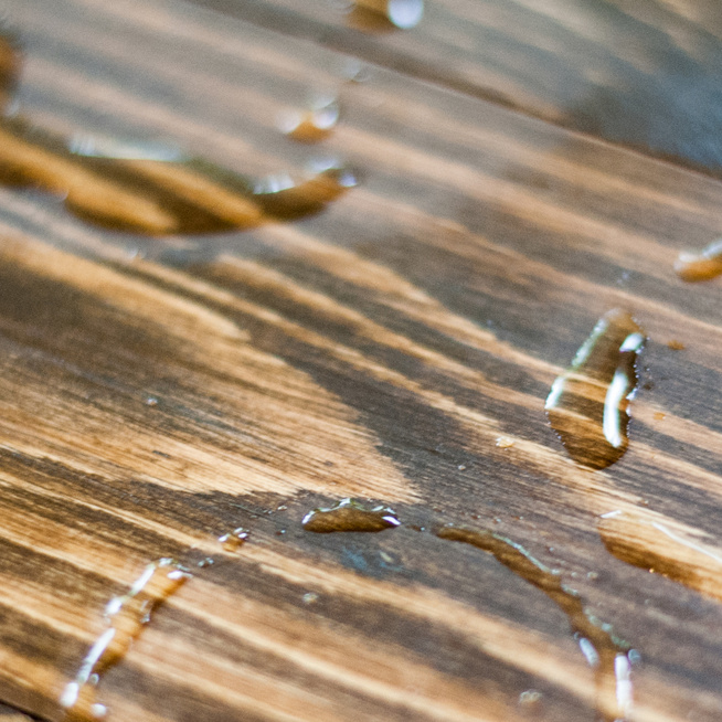 5 módszer, hogy ne maradjanak vízfoltosak a fafelületek: eltűnnek a makacs nyomok