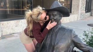 Britney Spears kiment az utcára, megcsókolt egy szobrot