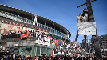 Óriási balhé Londonban, az Arsenal-tulaj távozását követelik