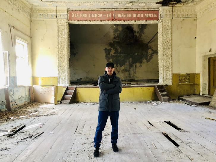 Vujity Tvrtko egy 1959-ben épült művelődési központ elhagyatott épületében a lezárt zónán belül található Zalisszja faluban