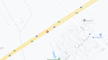 Torlódás az M7-es autópályán, szalagkorlátnak ütközött egy autó