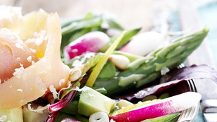 Lazacos-spárgás saláta – sok zöldséggel és friss snidlinggel a legfinomabb